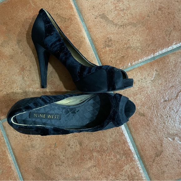 Nine West navy pump velvet & silk beautiful formal shoe, never worn - Picture 1 of 3
